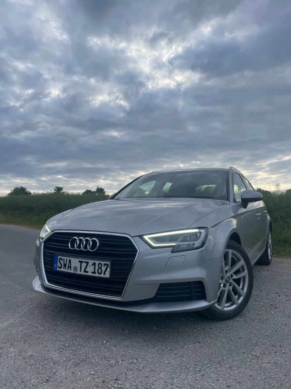 Silber Gebraucht 2019 Audi A3 Sportback Ambiente Limousine | 17.500 € (Fairer Preis) - Bild 1/4
