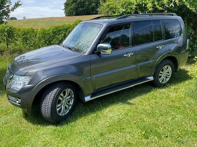 Grau Gebraucht 2016 Mitsubishi Pajero SUV | 31.800 € (Teuer) - Bild 1/4