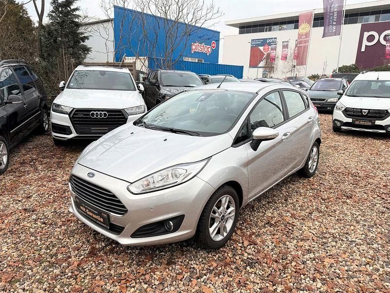 Gebraucht Ford Fiesta 101 PS (74 kW) 2015 Silber Limousine