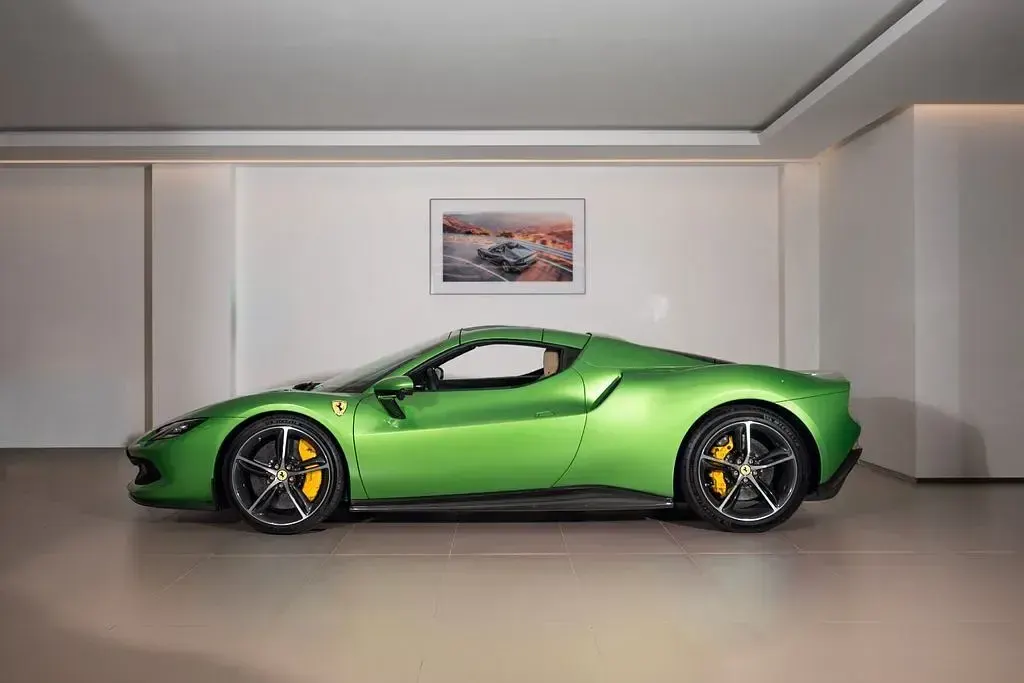 Neu Ferrari 296 829 PS (609 kW) 2025 Grün Cabrio