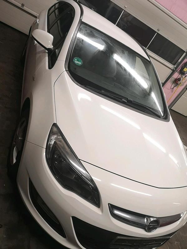 Weiß Gebraucht 2013 Opel Astra Kombi | 3.999 € (Guter Preis) - Bild 1/4