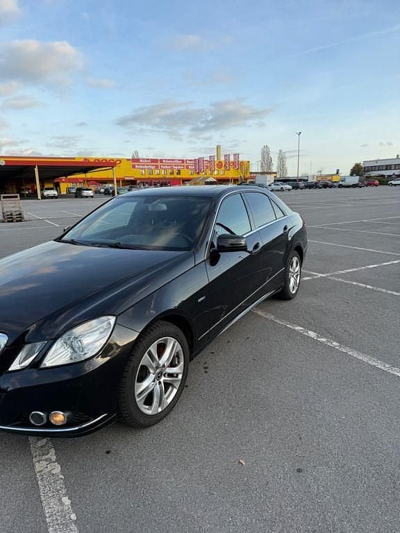 Gebraucht Mercedes E200 Elegance 184 PS (135 kW) 2010 Schwarz Limousine