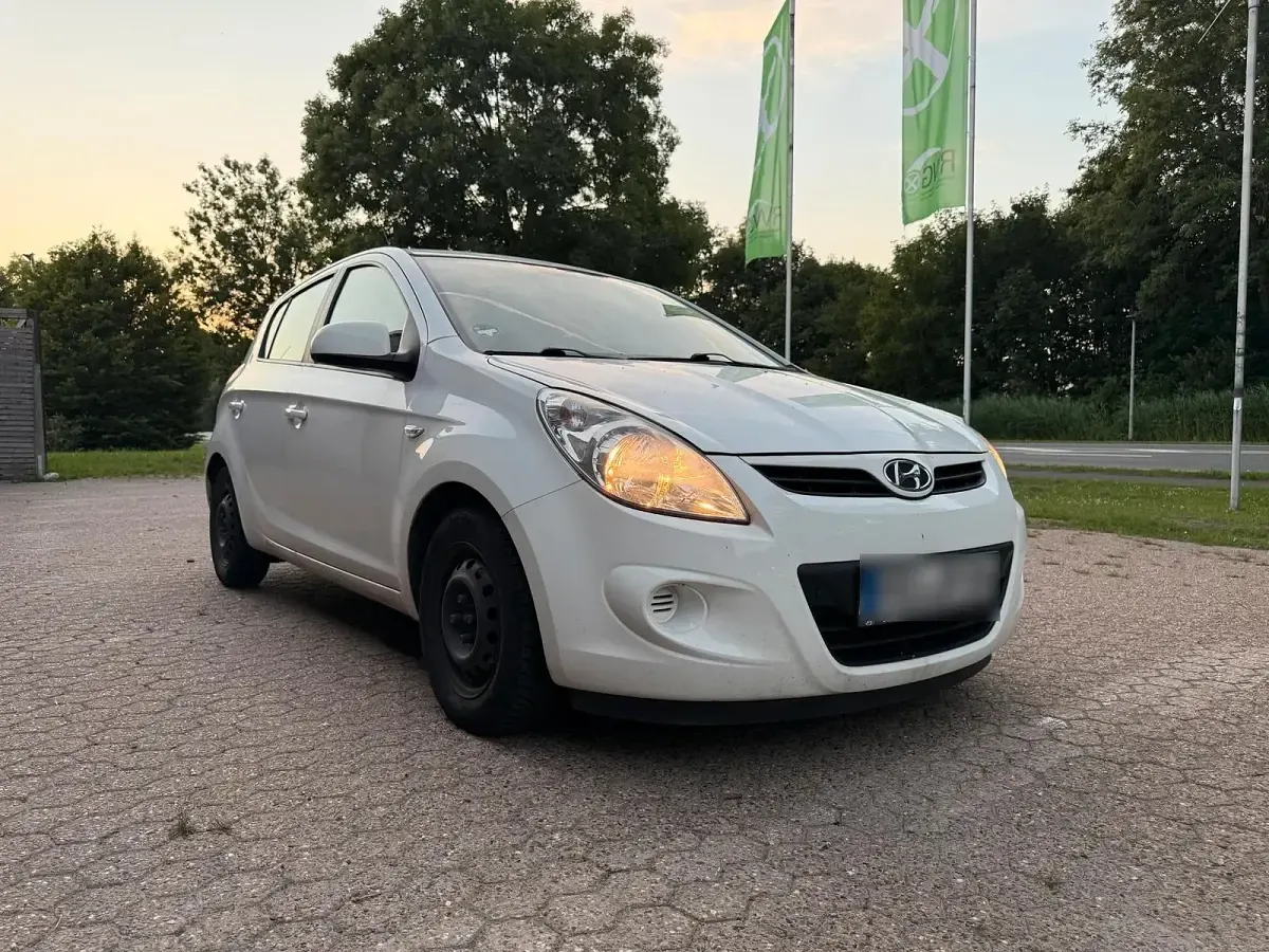 Gebraucht Hyundai i20 76 PS (55 kW) 2010 Weiß Kleinwagen