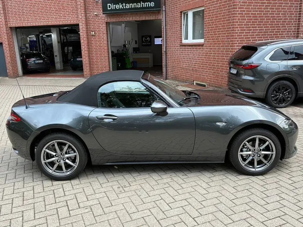 Neu Mazda MX5 Exclusive-Line 132 PS (97 kW) 2025 Machine grey Cabrio