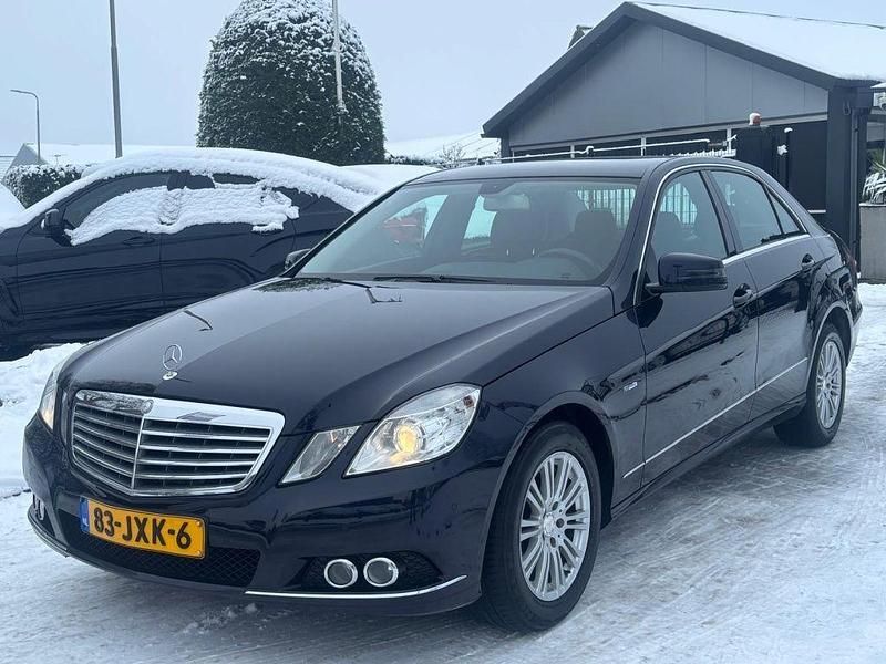 Blau Gebraucht 2009 Mercedes E200 Limousine | 10.950 € (Fairer Preis) - Bild 1/4