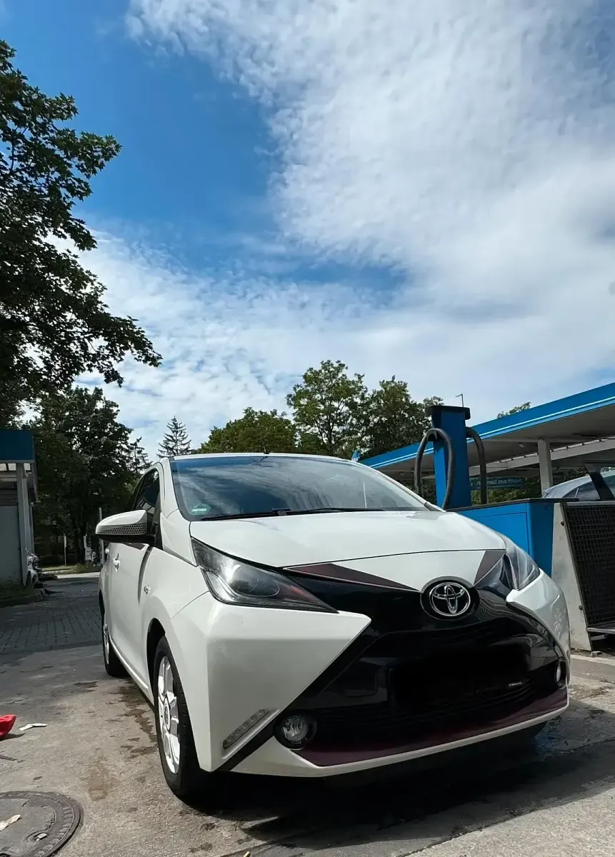 Gebraucht Toyota Aygo 69 PS (50 kW) 2017 Weiß Kleinwagen