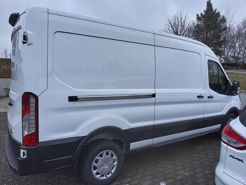 Gebraucht Ford Transit Trend 131 PS (96 kW) 2023 Frostweiß Van / Kleinbus