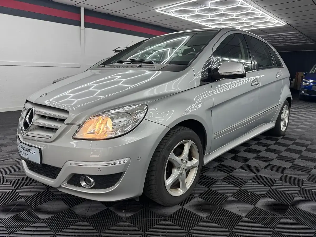 Gebraucht Mercedes B150 95 PS (69 kW) 2009 Silber Van / Kleinbus