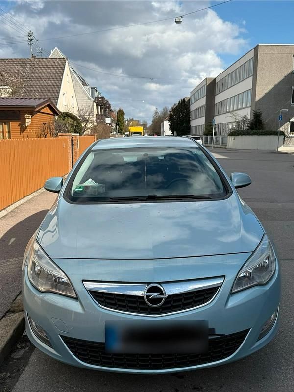 Gebraucht Opel Astra 102 PS (75 kW) 2010 Limousine