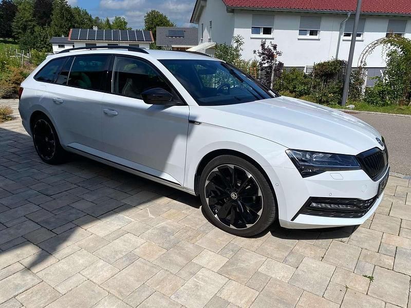 Weiß Gebraucht 2020 Skoda Superb SportLine Kombi | 30.900 € (Fairer Preis) - Bild 1/4