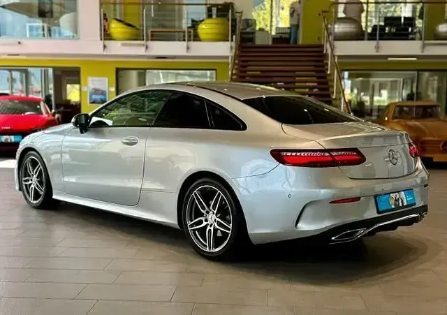 Gebraucht Mercedes E220 Night 194 PS (142 kW) 2019 Silber Coupé