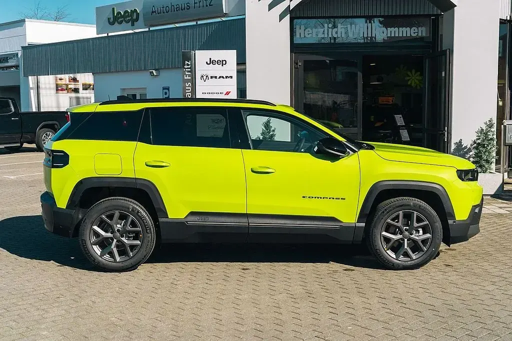 Neu Jeep Compass 145 PS (106 kW) 2026 Grün SUV
