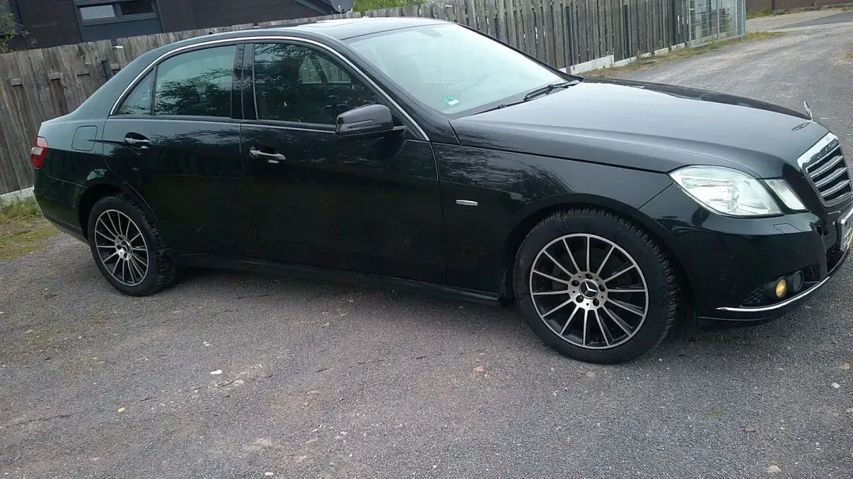 Gebraucht Mercedes E220 Avantgarde 170 PS (125 kW) 2011 Schwarz Limousine