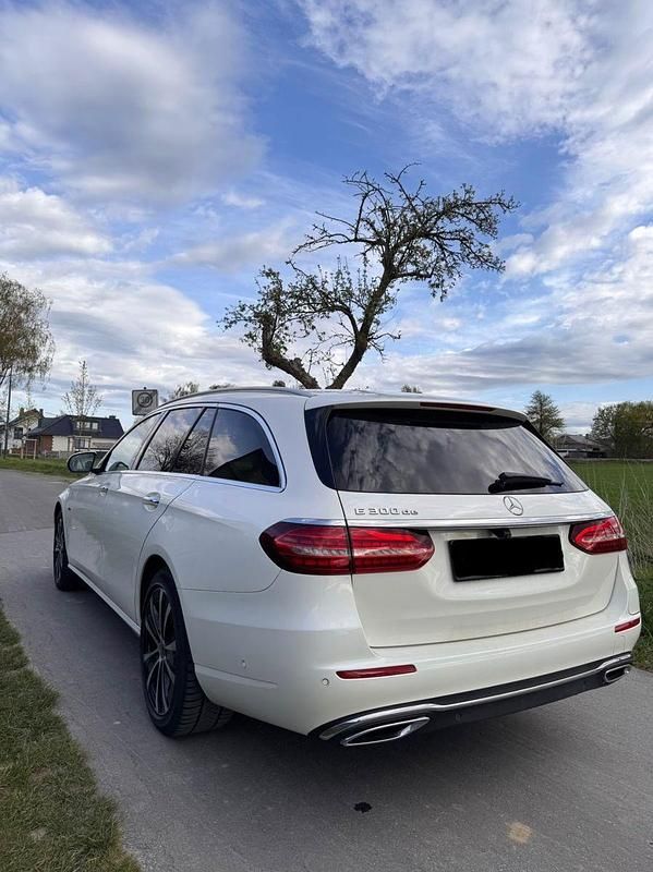 Gebraucht Mercedes E300 306 PS (225 kW) 2020 Weiß Limousine