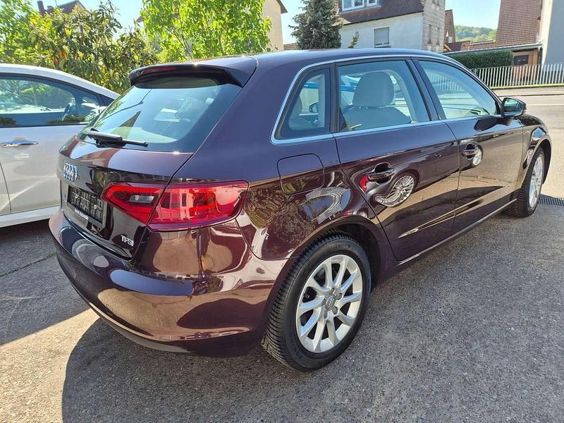 Używany Audi A3 Ambiente 150 KM (110 kW) 2013 Czerwony Sedan/Limuzyna