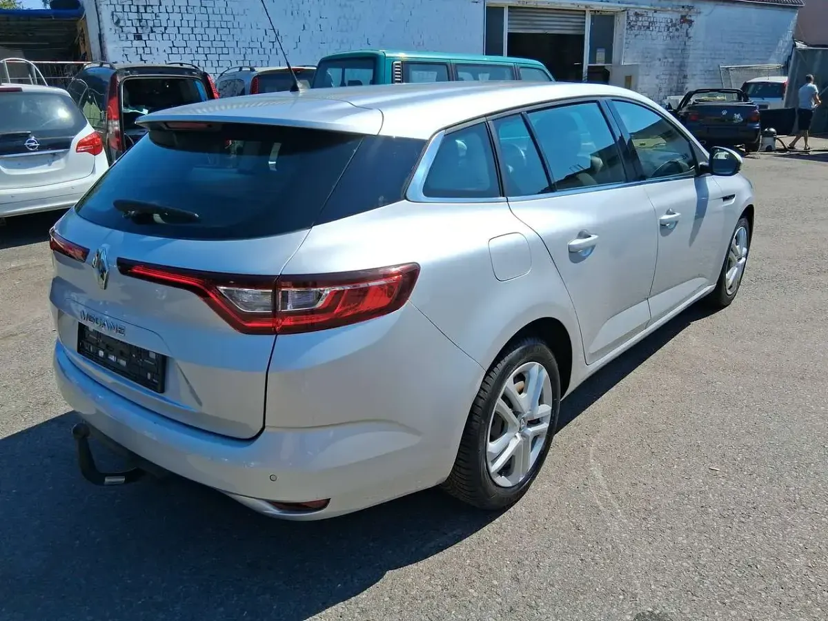 Gebraucht Renault Mégane GrandTour Play 101 PS (74 kW) 2018 Platingrau Kombi