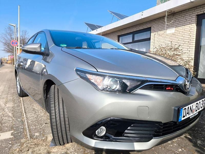 Gebraucht Toyota Auris Comfort 116 PS (85 kW) 2016 Silber Limousine