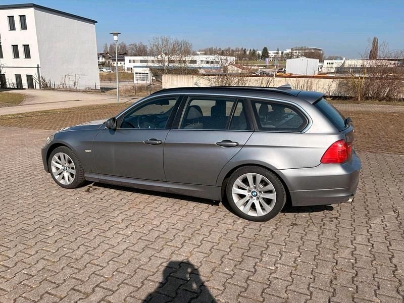 Gebraucht BMW 320 184 PS (135 kW) 2011 Grau Kombi