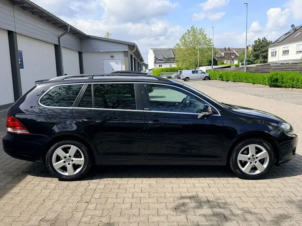 Second-hand VW Golf VII Style 105 CP (77 kW) 2016 Negru Break