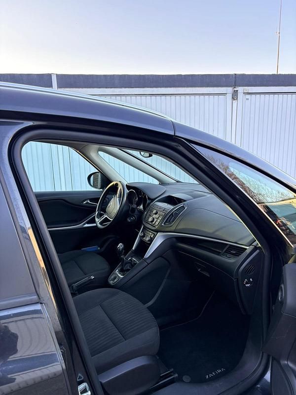 Gebraucht Opel Zafira 130 PS (95 kW) 2012 Schwarz Van / Kleinbus