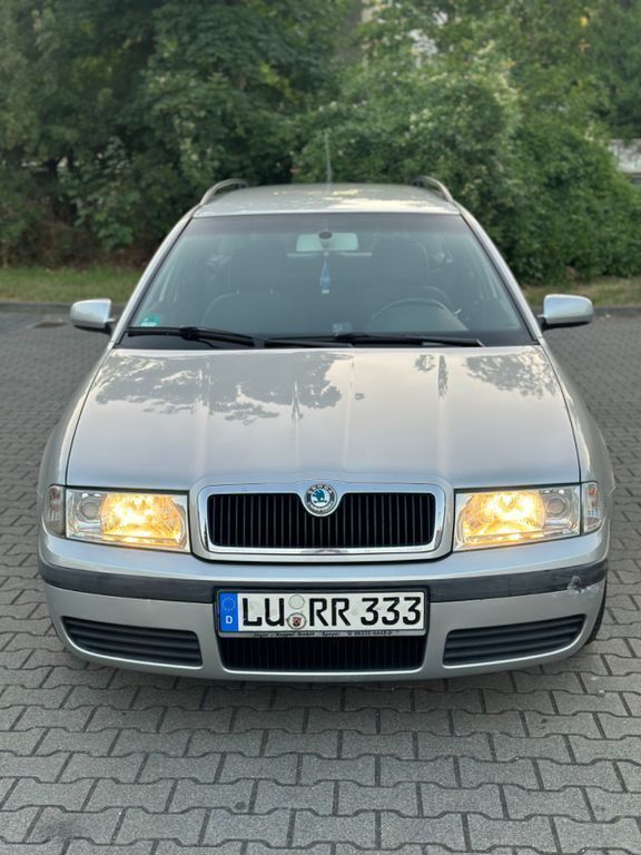 Silber Gebraucht 2002 Skoda Octavia Ambiente Kombi | 1.599 € (Guter Preis) - Bild 1/4