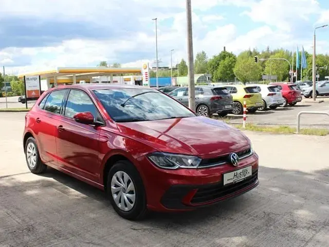 Gebraucht VW Polo Life 80 PS (58 kW) 2025 Kingsred metallic 7343 (metallic) Kleinwagen