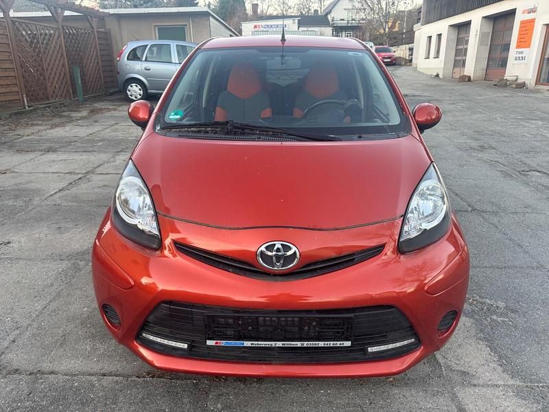 Orange Gebraucht 2012 Toyota Aygo Connect Style Kleinwagen | 4.900 € (Fairer Preis) - Bild 1/4