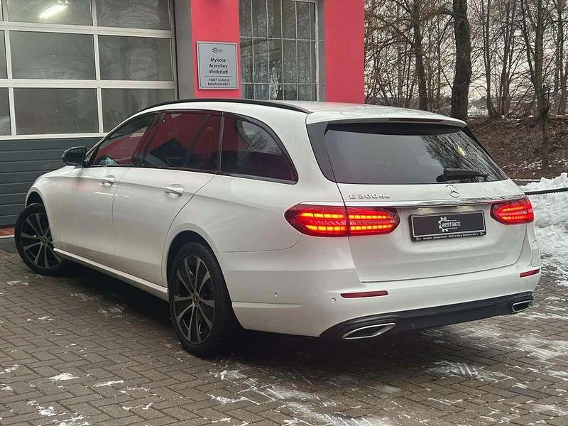 Gebraucht Mercedes E300 Avantgarde 194 PS (142 kW) 2022 Weiß Limousine
