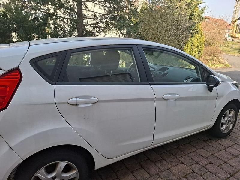 Gebraucht Ford Fiesta Titanium 101 PS (74 kW) 2013 Weiß Kleinwagen
