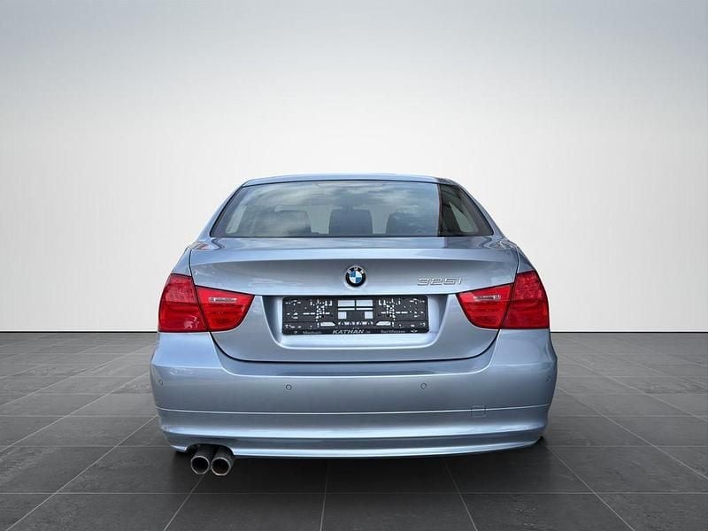 Gebraucht BMW 325 218 PS (160 kW) 2011 Blau Limousine