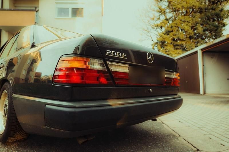 Gebraucht Mercedes E260 160 PS (117 kW) 1989 Schwarz Limousine