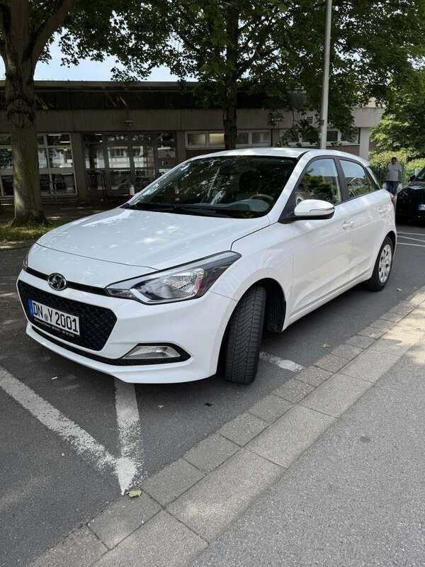 Weiß Gebraucht 2016 Hyundai i20 Limousine | 8.400 € (Guter Preis) - Bild 1/4