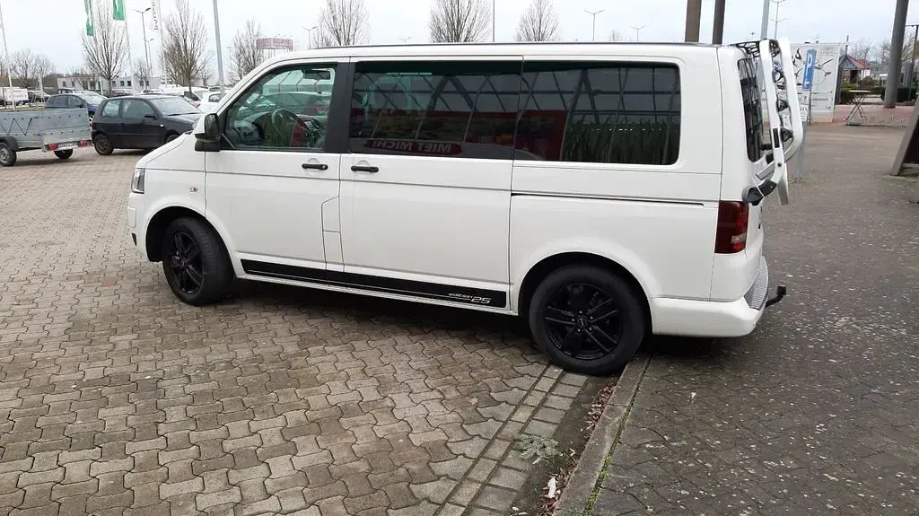 Używany VW Multivan Edition 179 KM (131 kW) 2012 Biały Minivan