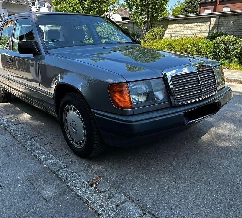 Silber Gebraucht 1987 Mercedes E260 Limousine | 12.500 € - Bild 1/4