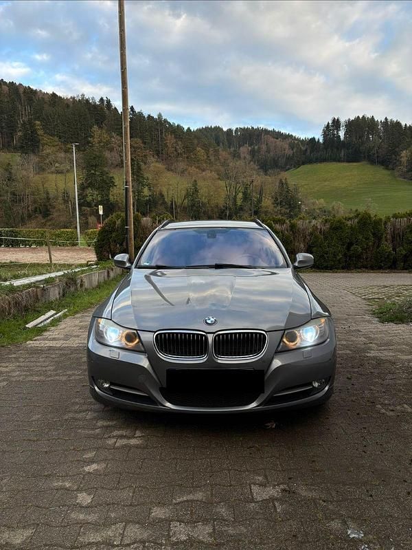 Gebraucht BMW 320 184 PS (135 kW) 2010 Grau Kombi