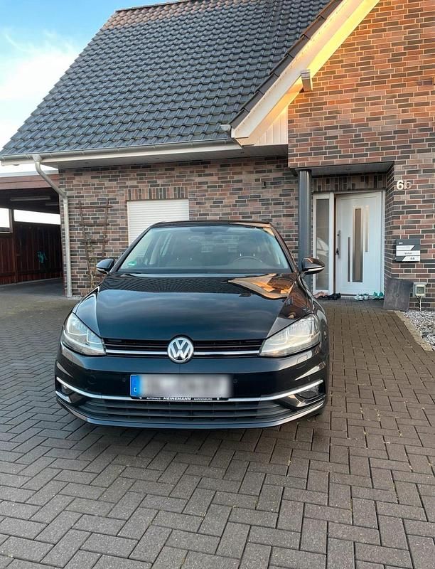 Schwarz Gebraucht 2017 VW Golf VII Trendline Limousine | 10.700 € (Fairer Preis) - Bild 1/4