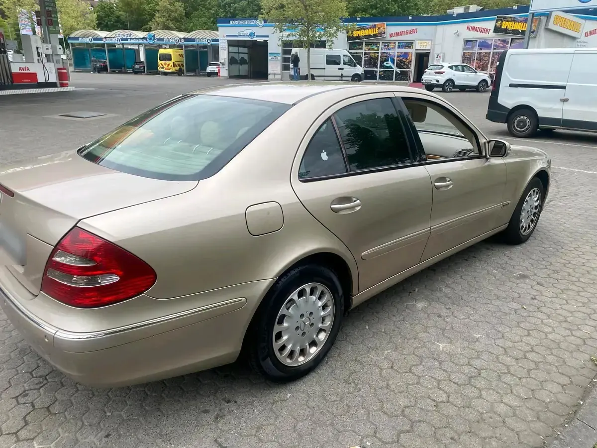 Gebraucht Mercedes E220 150 PS (110 kW) 2002 Beige Limousine