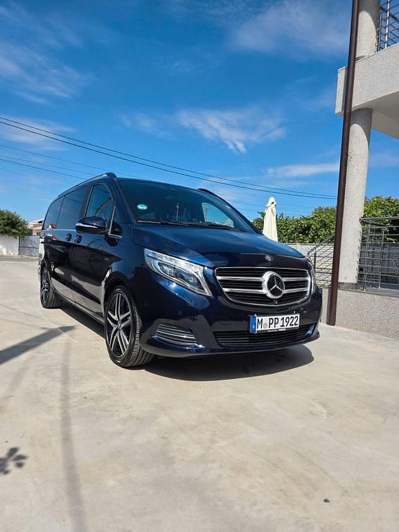 Blau Gebraucht 2014 Mercedes V250 Edition 1 Van / Kleinbus | 38.300 € (Teuer) - Bild 1/4