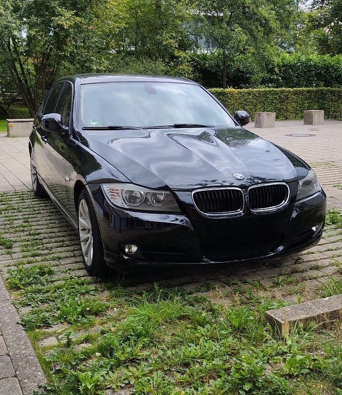 Schwarz Gebraucht 2012 BMW 318 Limousine | 7.700 € (Superpreis) - Bild 1/4