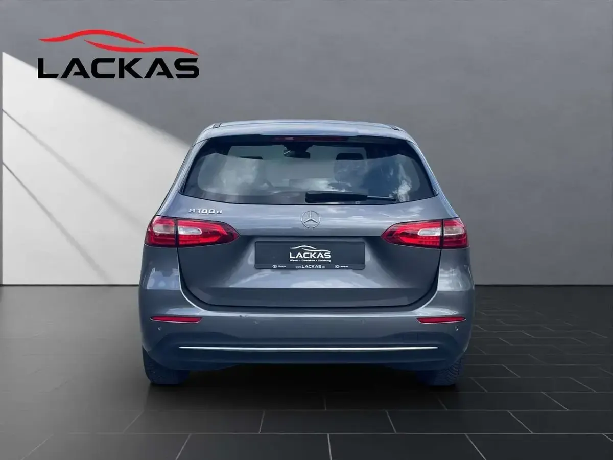 Gebraucht Mercedes B180 116 PS (85 kW) 2019 Mountaingrau  met. Kleinwagen