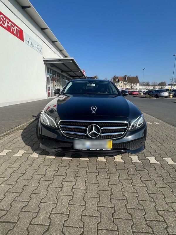 Schwarz Gebraucht 2019 Mercedes E220 Limousine | 25.499 € (Guter Preis) - Bild 1/4