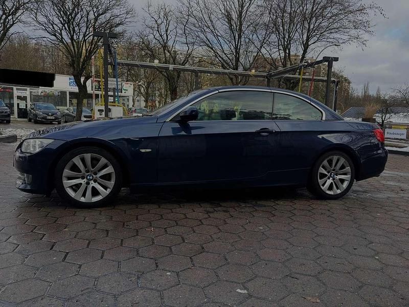 Gebraucht BMW 330 Cabriolet 245 PS (180 kW) 2010 Tiefseeblau metallic Cabrio