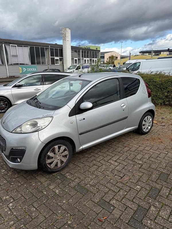 Gebraucht Peugeot 107 68 PS (50 kW) 2014 Silber Kleinwagen