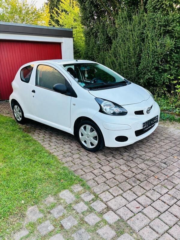 Weiß Gebraucht 2011 Toyota Aygo Kleinwagen | 3.900 € (Etwas zu teuer) - Bild 1/4
