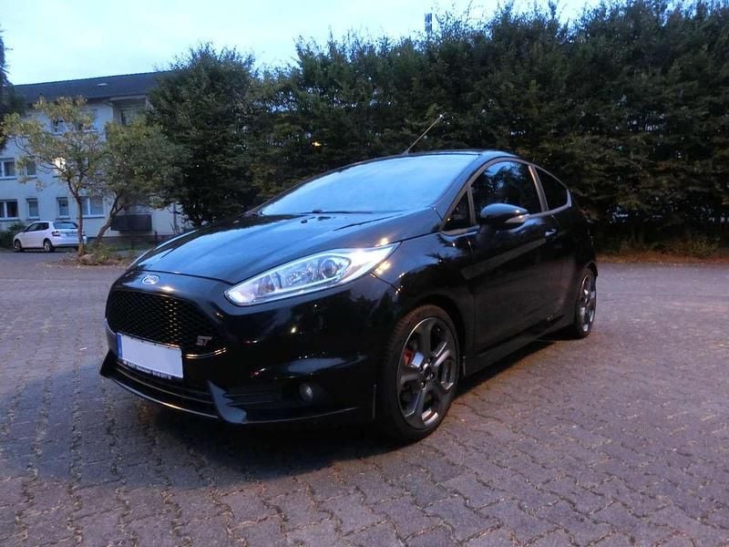 Pantherschwarz metallic Gebraucht 2015 Ford Fiesta ST Kleinwagen | 5.900 € (Guter Preis) - Bild 1/4