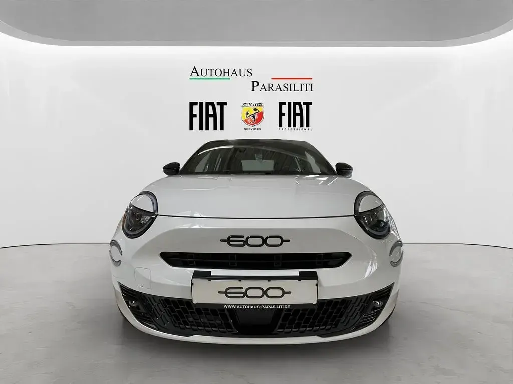 Neu Fiat 600 Street 101 PS (74 kW) 2026 Gelato weiss / dach in schwarz SUV