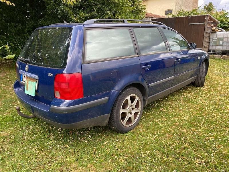 Blau Gebraucht 2000 VW Passat Limousine | 1.199 € - Bild 1/4