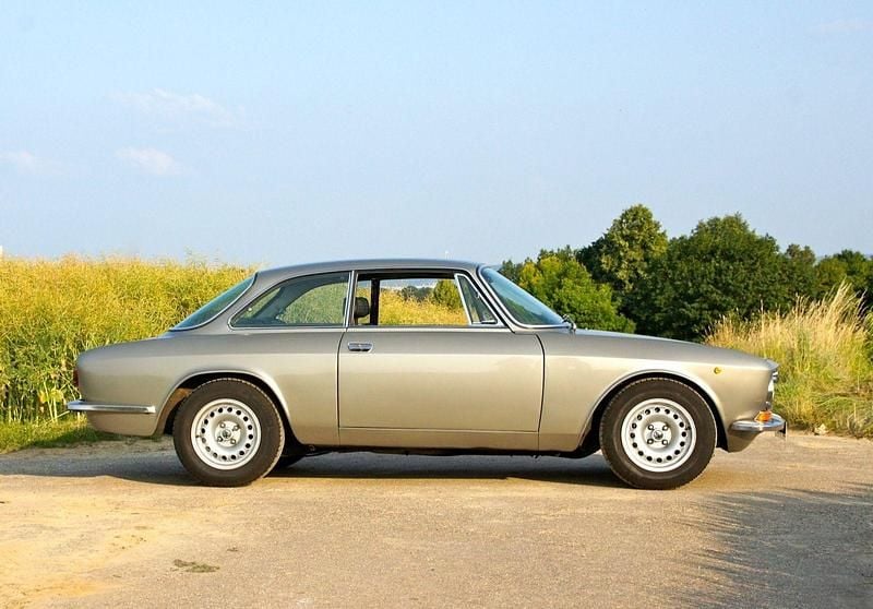 Grau Gebraucht 1974 Alfa Romeo GT Junior Coupé | 28.900 € - Bild 1/4