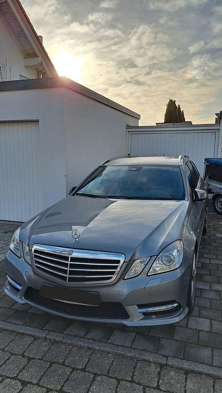 Schwarz Gebraucht 2011 Mercedes E250 Kombi | 10.600 € (Fairer Preis) - Bild 1/4
