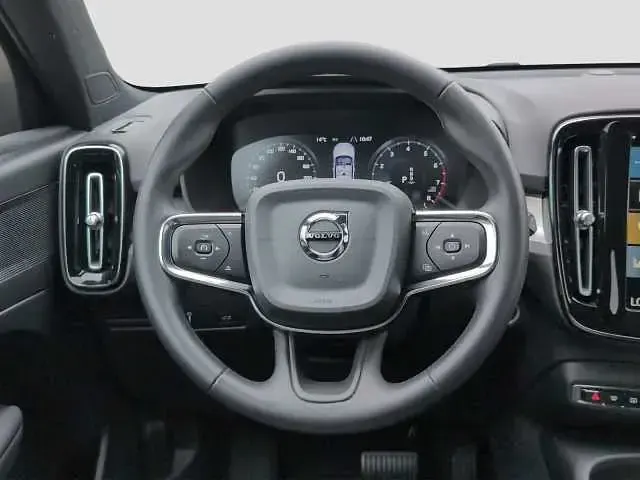 Gebraucht Volvo XC40 Momentum 163 PS (119 kW) 2022 Onyx black SUV